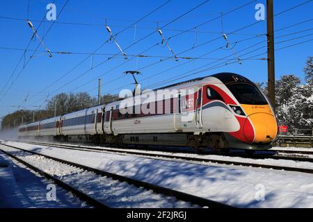 Classe 800, LNER Azuma treno nella neve, East Coast Main Line Railway, Peterborough, Cambridgeshire, Inghilterra, Regno Unito Foto Stock