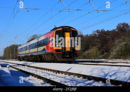 Neve invernale, 158788 EMR, treni regionali delle Midlands Orientali, East Coast Main Line Railway, Peterborough, Cambridgeshire, Inghilterra, Regno Unito Foto Stock