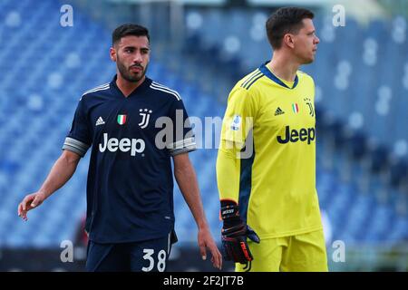 Gianluca Frabotta di Juventus (L) reagisce mentre lokks al portiere Juventus Wojciech Szczesny durante il campionato italiano Serie UNA partita di calcio tra SS Lazio e Juventus FC l'8 novembre 2020 allo Stadio Olimpico di Roma - Foto Federico Proietti / DPPI Foto Stock