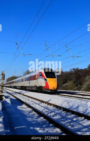 Classe 800, LNER Azuma treno nella neve, East Coast Main Line Railway, Peterborough, Cambridgeshire, Inghilterra, Regno Unito Foto Stock