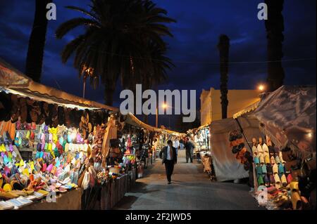 Un mercato marocchino a Tangeri dove le scarpe tradizionali marocchine sono venduti Foto Stock