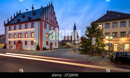 Antico municipio, illuminato, chiesa parrocchiale della città, Avvento, facciata della casa, Haßfurt, Franconia, Baviera, Germania, Europa, Foto Stock