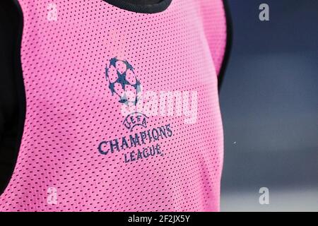 Un dettaglio del logo Champions League sulla t-shirt laziale durante il warm up prima della UEFA Champions League, partita di calcio del Gruppo F tra SS Lazio e Club Brugge KV l'8 dicembre 2020 allo Stadio Olimpico di Roma - Foto Federico Proietti/DPPI Foto Stock