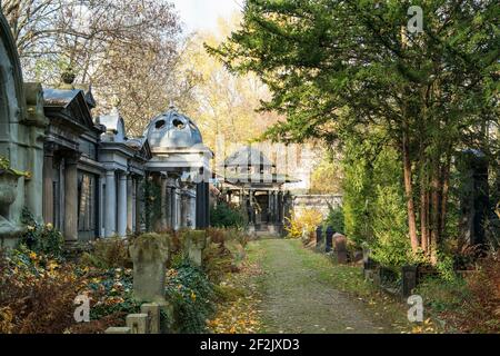 Berlino, cimitero ebraico di Berlino Weissensee, parete nord con le mura della tomba in Art Nouveau Foto Stock