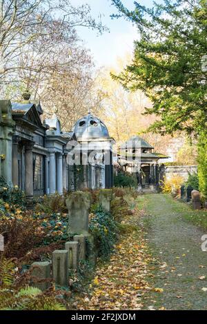 Berlino, cimitero ebraico di Berlino Weissensee, parete nord con le mura della tomba in Art Nouveau Foto Stock