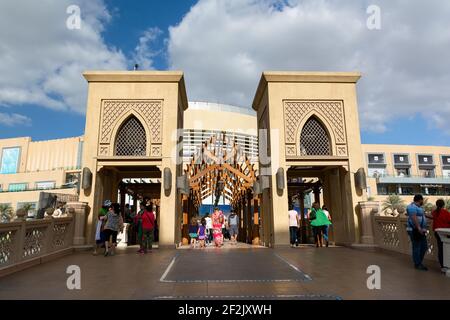 DUBAI, EMIRATI ARABI Uniti - 10 DICEMBRE 2016: Ponte tra il Souk al Bahar e il Dubai Mall nel centro di Dubai City, Emirati Arabi Uniti. Foto Stock