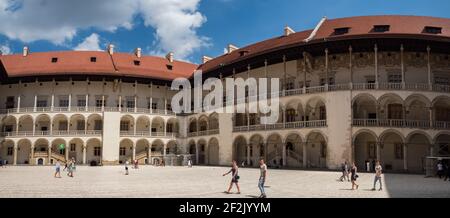 Cracovia, Polonia - 2 giugno 2019: Panorama del Castello di Wawel, Castello reale di Cracovia, Polonia. Vista sul cortile interno del castello. Cracovia Foto Stock