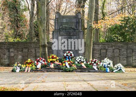 Berlino, cimitero ebraico di Berlino Weissensee, Ehrenfeld, monumento con le ghirlande appena deposte per i soldati ebrei morti durante la prima guerra mondiale Foto Stock