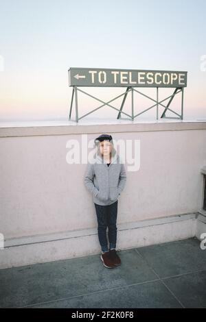 Boy si trova sotto Telescopio Accedi a Los Angeles Foto Stock