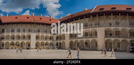 Cracovia, Polonia - 2 giugno 2019: Panorama del Castello di Wawel, Castello reale di Cracovia, Polonia. Vista sul cortile interno del castello. Cracovia Foto Stock