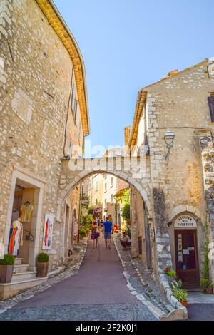 Strade e architettura a Saint Paul de Vence, città medievale nel sud della Francia, 2018. Crediti: Vuk Valcic / Alamy Foto Stock