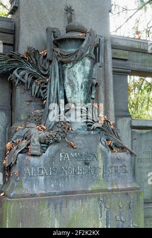 Berlino, cimitero ebraico di Berlino Weissensee, tomba in stile Liberty in tre parti con decorazioni in bronzo, dettaglio, campo O2 Foto Stock