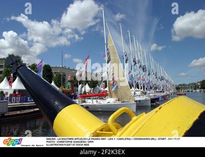 VELA - LA SOLITAIRE AFFLELOU LE FIGARO 2007 - TAPPA 1 : CAEN (FRA) > CROSSHAVEN (IRL) - INIZIO - 31/07/2007 FOTO : CHRISTOPHE GUIGUENO / DPPI ILLUSTRAZIONE FLOTTA SUL LATO DEL MOLO Foto Stock