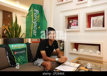 Ciclismo - UCI World Tour - Tour de France 2013 - giorno fuori 2 - Avignone - 15/07/2013 - Foto MANUEL BLONDAU / DPPI - Conferenza stampa del Team Europcar - Yukiya Arashiro del Giappone durante un'intervista con giornalisti giapponesi Foto Stock