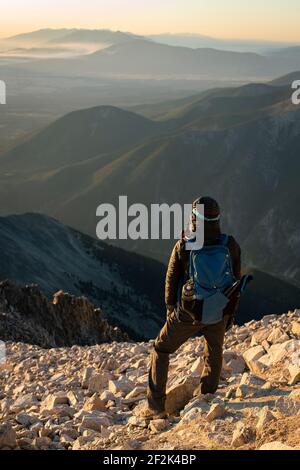 Vista posteriore di donne escursioni durante la vacanza Foto Stock