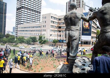 Johannesburg, Sudafrica. 12 marzo 2021. Gli studenti tentano di rovesciare una statua coloniale durante la manifestazione. Gli studenti protestano contro il rifiuto da parte dell'Università degli Studi di WITS di registrare gli studenti con arretrati di tasse scolastiche. (Foto di Thabo Jaiyesimi/SOPA Images/Sipa USA) Credit: Sipa USA/Alamy Live News Foto Stock