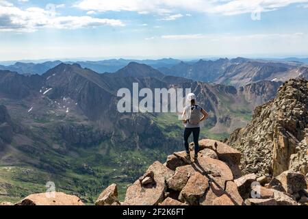 Vista posteriore della donna che guarda la vista mentre si è in piedi montagna Foto Stock