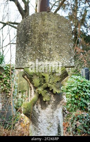 Berlino, cimitero ebraico di Berlino Weissensee, tomba plinto con foglie di quercia, simbolo, albero della vita Foto Stock