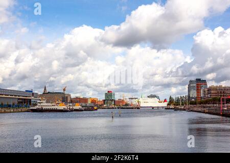 Fai acquisti nel Lock Kiel Holtenau, nel Mare del Nord, nel canale del Mar Baltico, a Kiel, a Schleswig Holstein, in Germania Foto Stock