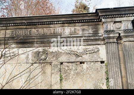 Berlino, cimitero ebraico Berlino Weissensee, campo C1 / parete, tomba con elementi in stile Liberty Foto Stock