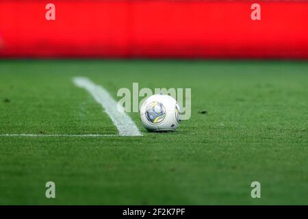 Calcio - campionato francese 2013/2014 - L1 - Montpellier HSC v Paris Saint Germain il 09 agosto 2013 a Montpellier, Francia - Foto Manuel Blondau / AOP Press / DPPI - la palla ufficiale del campionato L1 è raffigurata Foto Stock