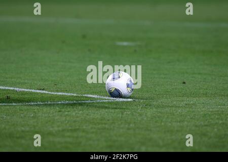 Calcio - campionato francese 2013/2014 - L1 - Montpellier HSC v Paris Saint Germain il 09 agosto 2013 a Montpellier, Francia - Foto Manuel Blondau / AOP Press / DPPI - la palla ufficiale del campionato L1 è raffigurata Foto Stock