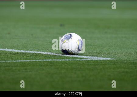 Calcio - campionato francese 2013/2014 - L1 - Montpellier HSC v Paris Saint Germain il 09 agosto 2013 a Montpellier, Francia - Foto Manuel Blondau / AOP Press / DPPI - la palla ufficiale del campionato L1 è raffigurata Foto Stock