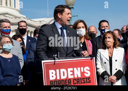 Il rappresentante degli Stati Uniti Jodey Arrington (Repubblicano del Texas) è Unito da altri membri della Camera Repubblicana mentre offre osservazioni durante una conferenza stampa sulla situazione al confine meridionale degli Stati Uniti, presso il Campidoglio degli Stati Uniti a Washington, DC, giovedì 11 marzo 2021. Credit: Rod Lamkey/CNP | utilizzo in tutto il mondo Foto Stock