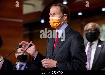 Il senatore degli Stati Uniti Richard Blumenthal (democratico del Connecticut) offre osservazioni durante una conferenza stampa sul passaggio della legislazione sulla prevenzione della violenza delle armi al Campidoglio degli Stati Uniti a Washington, DC, giovedì 11 marzo 2021. Credit: Rod Lamkey/CNP | utilizzo in tutto il mondo Foto Stock