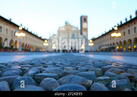 Pavimento in pietra in Piazza Ducale Vigevano Foto Stock