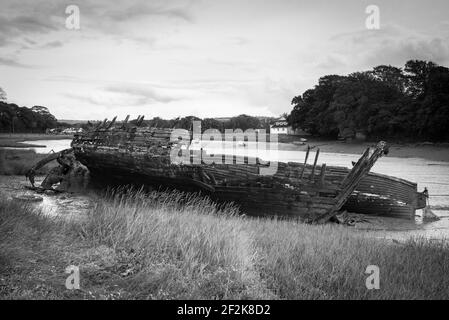 Il relitto di una barca a Fremington pill inlet, Devon, Regno Unito. Foto Stock