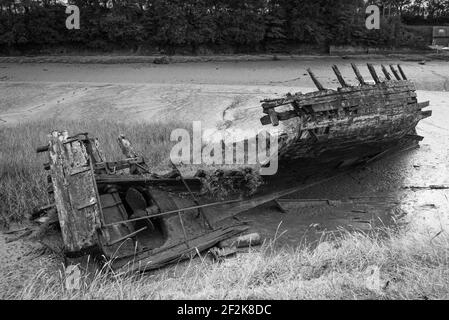 Il relitto di una barca a Fremington pill inlet, Devon, Regno Unito. Foto Stock