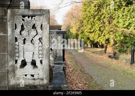 Berlino, cimitero ebraico di Berlino Weissensee, parete nord con le mura della tomba in Art Nouveau Foto Stock