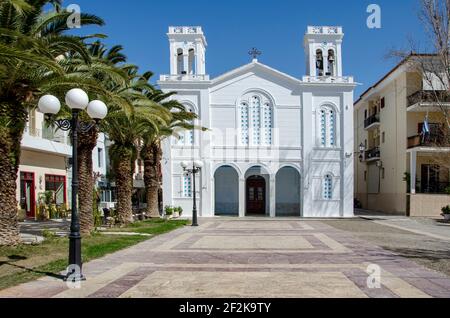 Vista di una chiesa ortodossa e piazza nella città di Nafplio Peloponesse, Grecia Foto Stock