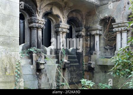 Berlino, cimitero ebraico di Berlino Weissensee, parete nord con le mura della tomba in Art Nouveau Foto Stock