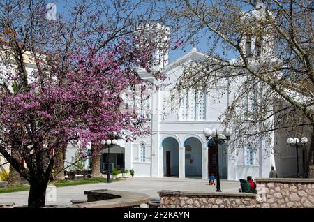 Vista di una chiesa ortodossa e piazza nella città di Nafplio Peloponesse, Grecia Foto Stock