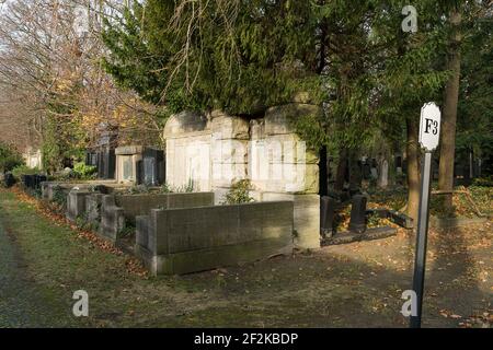 Berlino, cimitero ebraico di Berlino Weissensee, complesso di tomba in Art Nouveau frammentato, pietra grigia Foto Stock