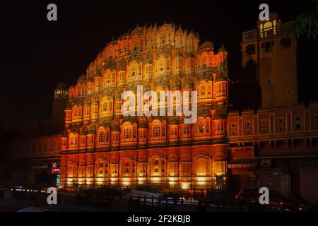 Vista orizzontale di Hawa Mahal dalla strada di notte. Foto Stock