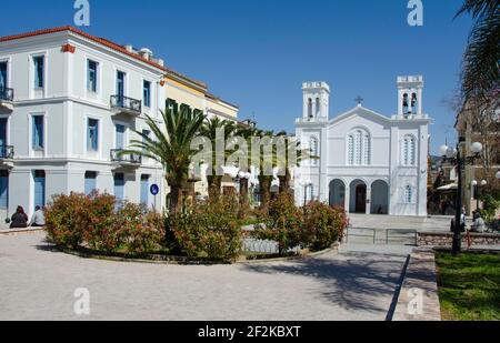 Vista di una chiesa ortodossa e piazza nella città di Nafplio Peloponesse, Grecia Foto Stock