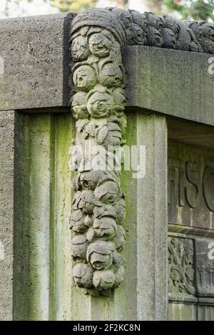 Berlino, cimitero ebraico di Berlino Weissensee, muraglia rappresentativa in stile Liberty, dettaglio, fiori Foto Stock