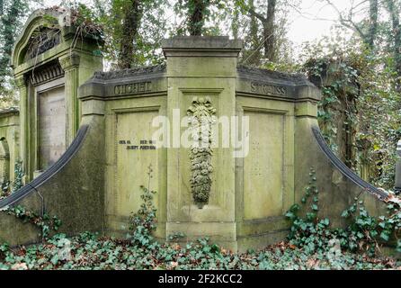 Berlino, cimitero ebraico di Berlino Weissensee, il più grande cimitero ebraico sopravvissuto d'Europa, tomba d'angolo, campo E5, ornamenti floreali Foto Stock
