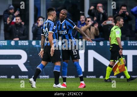 Lautaro Martinez (Inter) festeggia dopo il suo gol con Ashley Young durante il campionato italiano Serie UNA partita di calcio tra FC Internazionale e Cagliari Calcio il 26 gennaio 2020 allo stadio Giuseppe Meazza di Milano - Photo Morgese - Rossini / DPPI Foto Stock