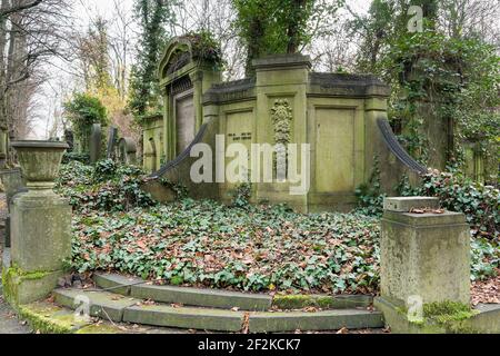 Berlino, cimitero ebraico di Berlino Weissensee, il più grande cimitero ebraico sopravvissuto d'Europa, tomba d'angolo, campo E5, ornamenti floreali Foto Stock