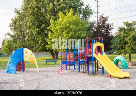 Parco giochi senza persone nel parco pubblico vicino alla scuola Foto Stock