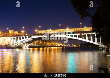 Fiume Moskva, ponte Andreyevsky alla luce delle luci colorate notturne. Mosca, Russia Foto Stock