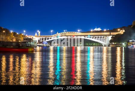 Fiume Moskva, ponte Andreyevsky alla luce delle luci colorate notturne. Mosca, Russia Foto Stock