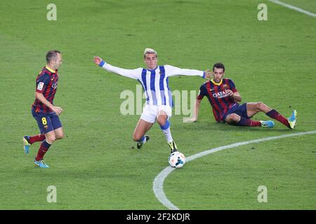 Campionato spagnolo di calcio match 2013-2014 tra FC Barcelona e Real Sociedad il 24 settembre 2013 a Barcellona, Spagna - Foto Manuel Blondau / AOP Press / DPPI - Antoine Griezmann di Real Sociedad controlla la palla sotto pressione da Andres Iniesta del FC Barcelona Foto Stock