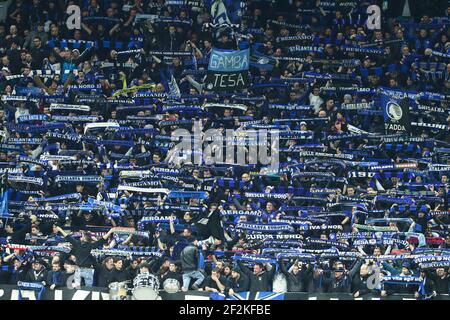 Tifosi della squadra Atalanta BC durante la UEFA Champions League, round del 16, 1° incontro di calcio tra Atalanta BC e Valencia CF il 19 febbraio 2020 allo stadio San Siro di Milano - Foto Morgese - Rossini / DPPI Foto Stock