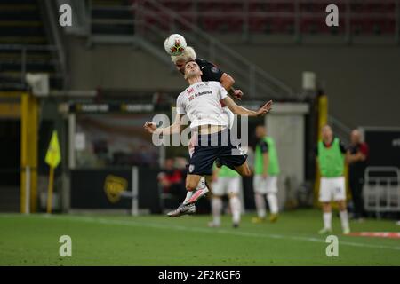 Federico Mattiello di Cagliari e Theo Hernandez di AC Milan durante il campionato italiano Serie A una partita di calcio tra AC Milan e Cagliari Calcio il 1 agosto 2020 allo stadio San Siro di Milano - Photo Morgese - Rossini / DPPI Foto Stock