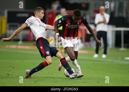 Rafael Leao di AC Milan e Federico Mattiello di Cagliari durante il campionato italiano Serie A Football match tra AC Milan e Cagliari Calcio il 1 agosto 2020 allo stadio San Siro di Milano - Photo Morgese - Rossini / DPPI Foto Stock